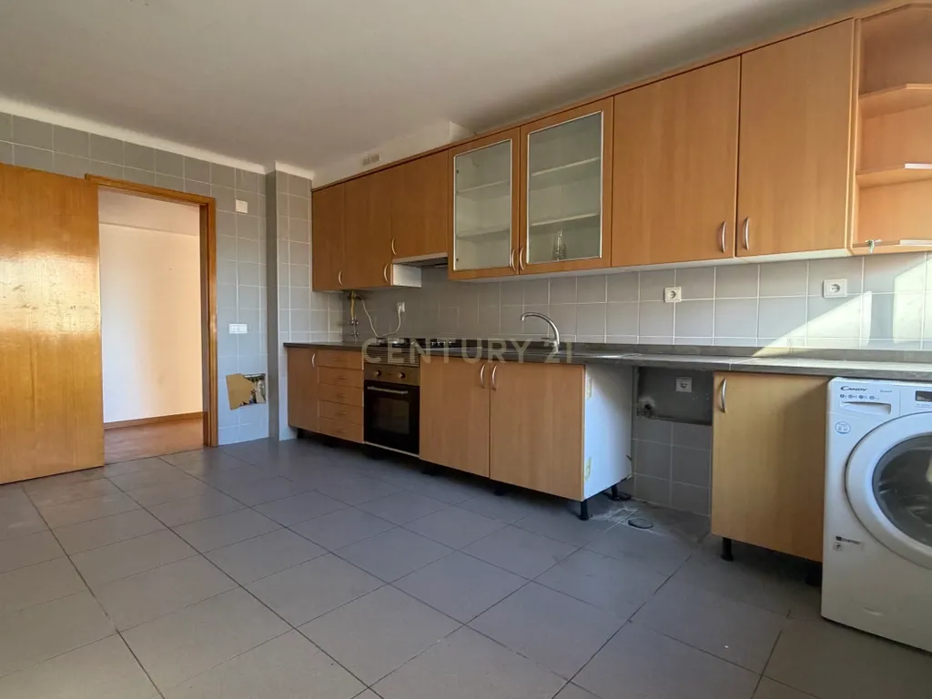Apartamento T3 com Três Lugares de Estacionamento e Arrecadação, em Setúbal - Image 6