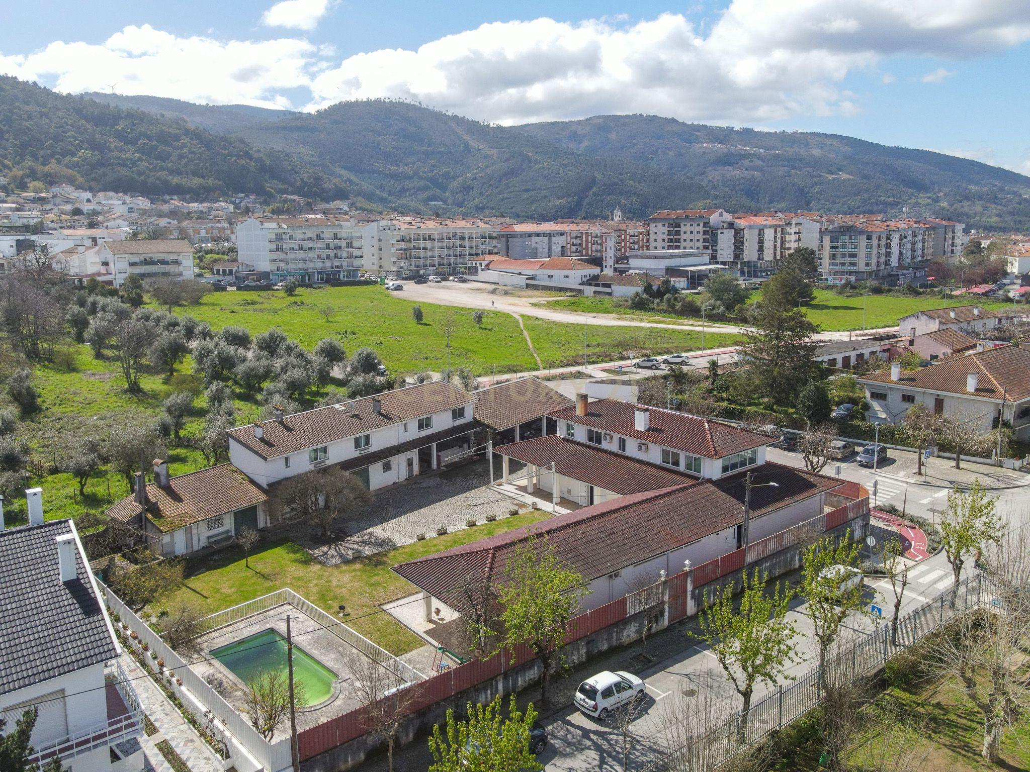 Moradia T5 com varanda coberta,terraço,piscina,jardim,poço,anexo e telheiro numa localização privilegada no centro de Lousã - Image 10