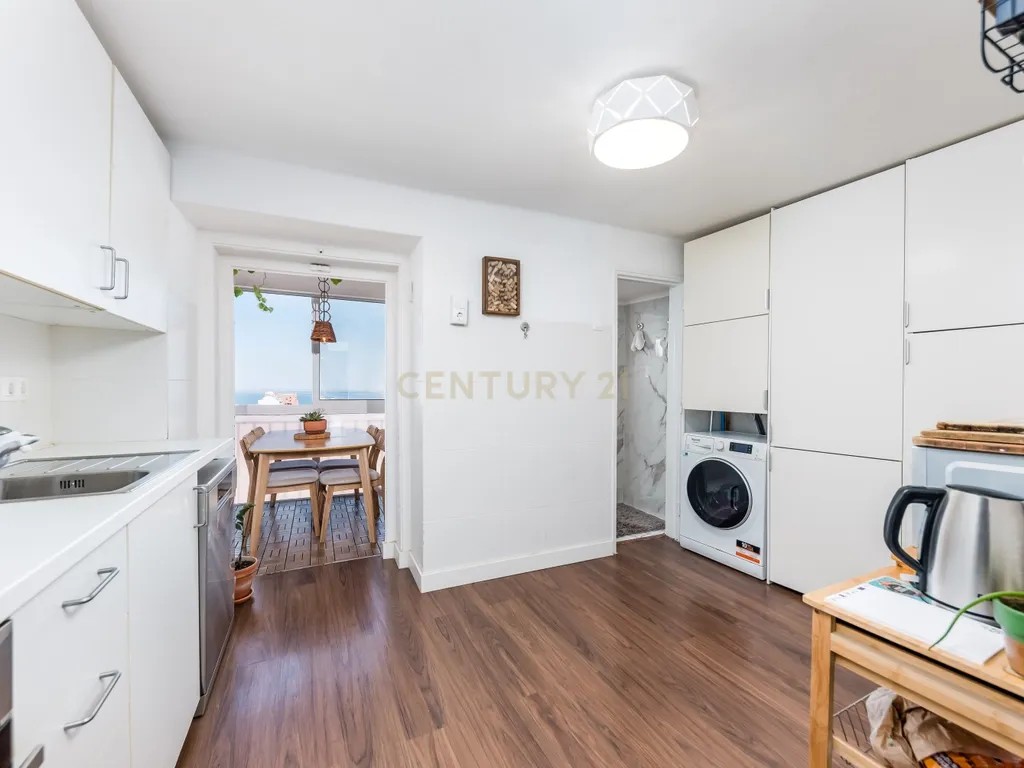 Apartamento T2 de Sonho no Coração da Graça – Vista Rio e Cidade - Image 4