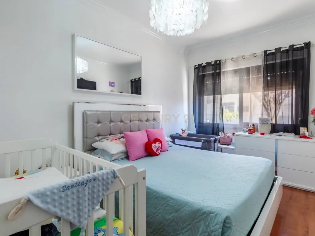 T2 com Potencial no Coração de Cacilhas Prático, Central e com o Charme da Tradição - Image 23