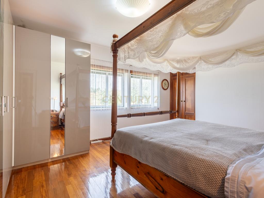 Moradia de Luxo com Vista Panorâmica sobre o Castelo do Bode e Piscina Privada - Image 9