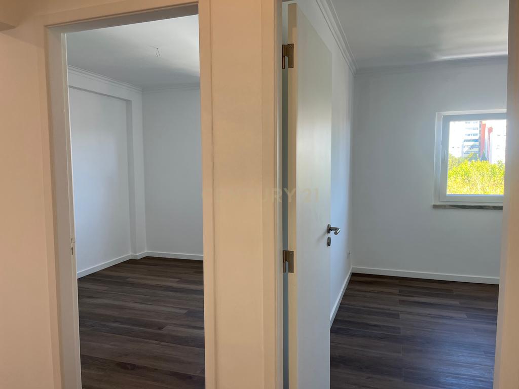 Apartamento T2 totalmente Remodelado. - Image 37