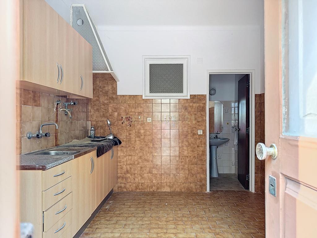 Prédio na Trafaria para investimento - Image 7