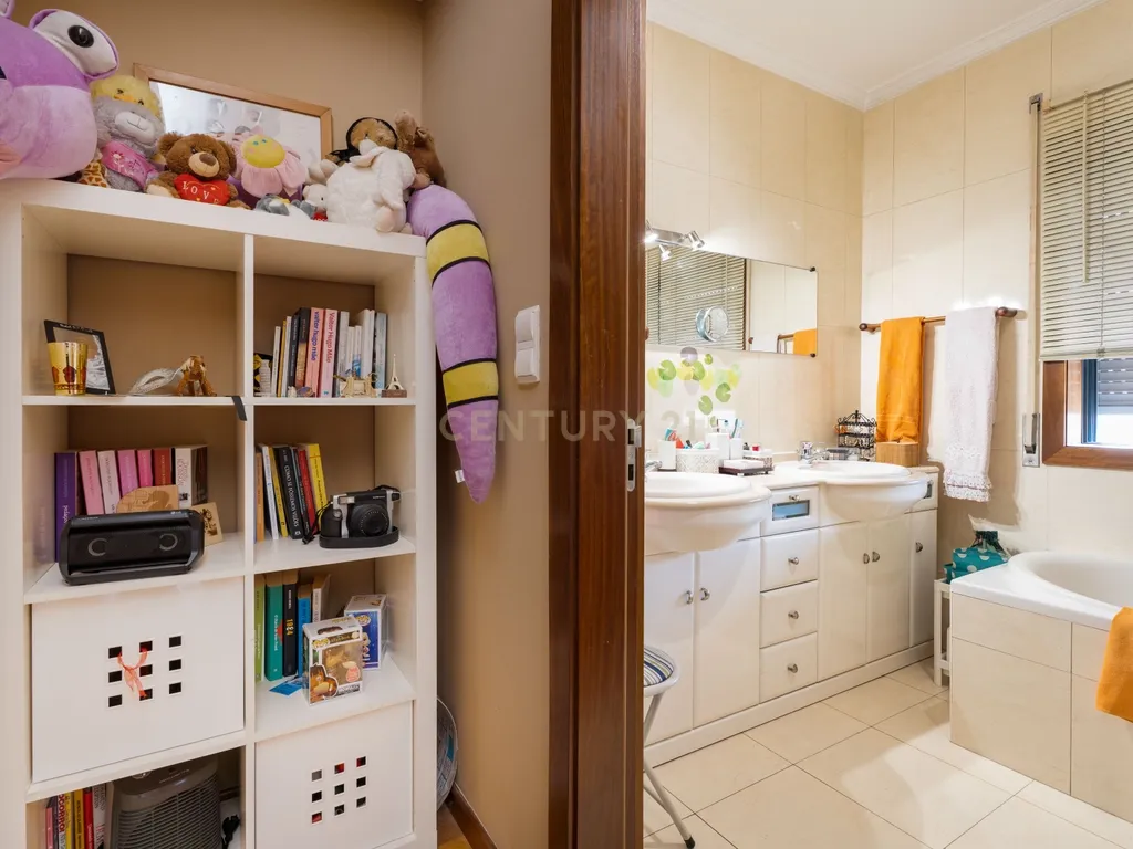 Penthouse Exclusiva T5 – Luxo, Conforto e Espaço em Pleno Coração da Cidade - Image 33