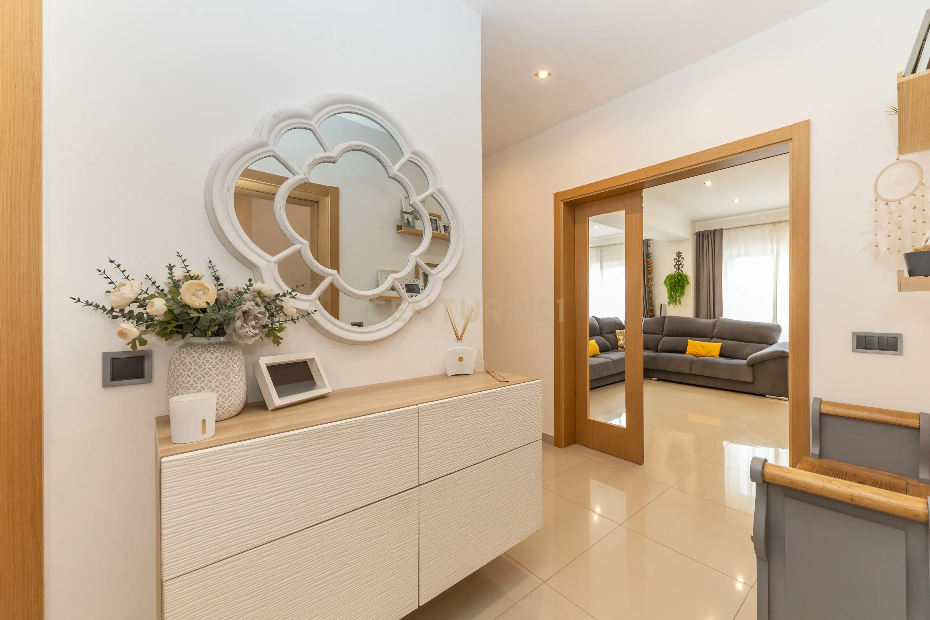 Apartamento T4 convertido em T3 - Totalmente Renovado com Materiais Premium no Centro de Setúbal - Image 1