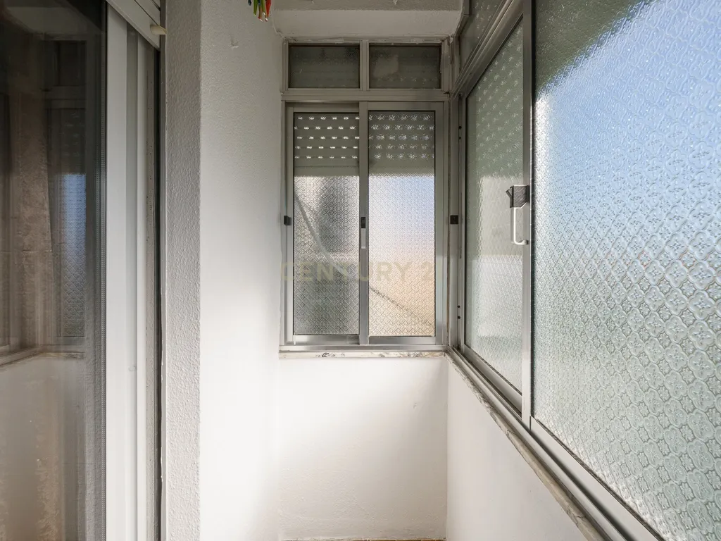 T3 Semi-Remodelado em São Sebastião, Setúbal - Image 11
