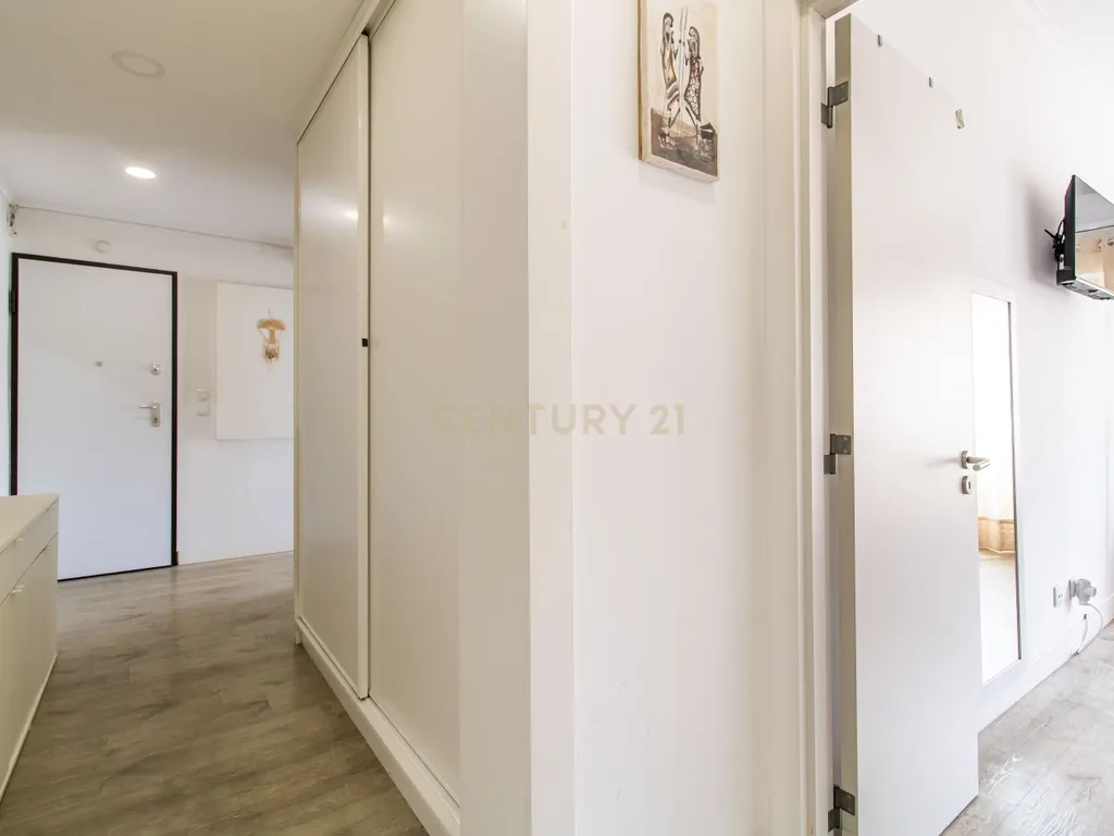 Apartamento T2 , com varanda e arrecadação , perto do metro - Odivelas - Image 10