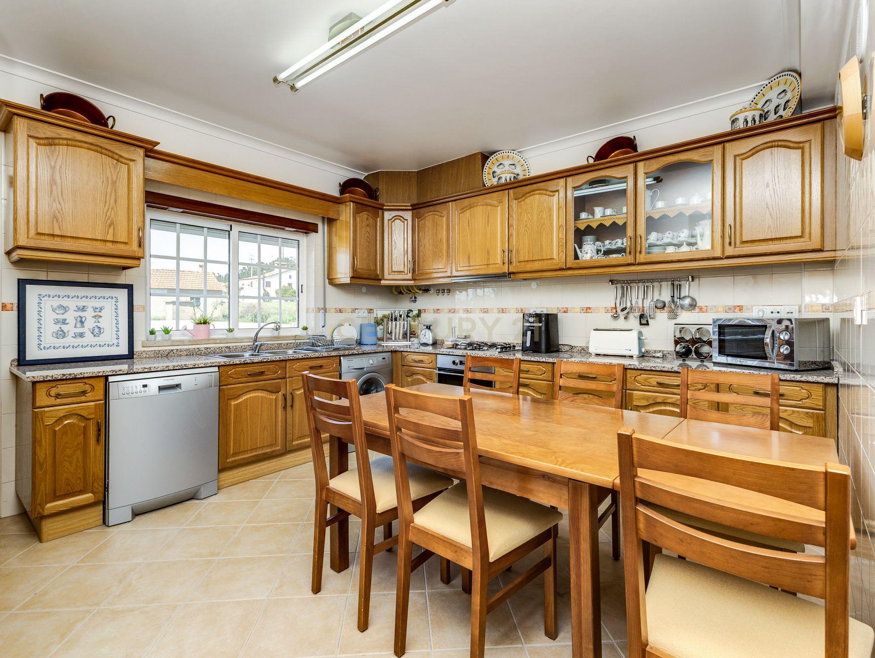 Casa Moderna em Vila de Rei com 4 Quartos e Segurança Avançada - Image 39