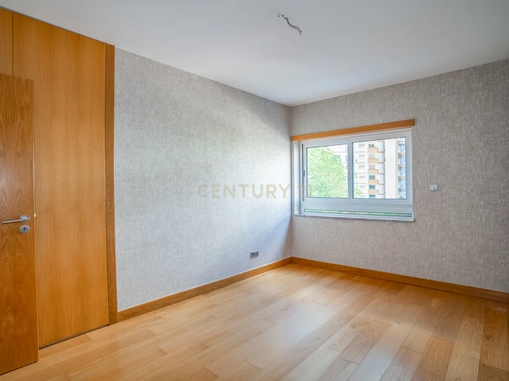 Apartamento T4 Premium com Terraço na Avenida da Independência - Image 34