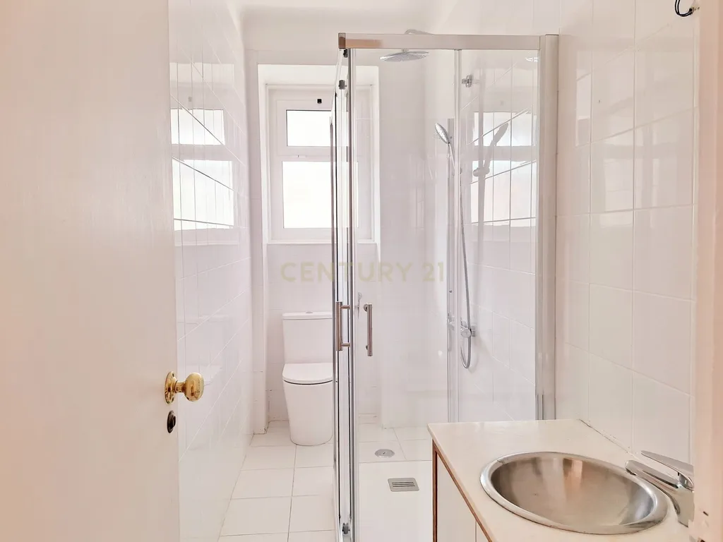 Apartamento T3+2 para Arrendamento em Campolide - Image 25