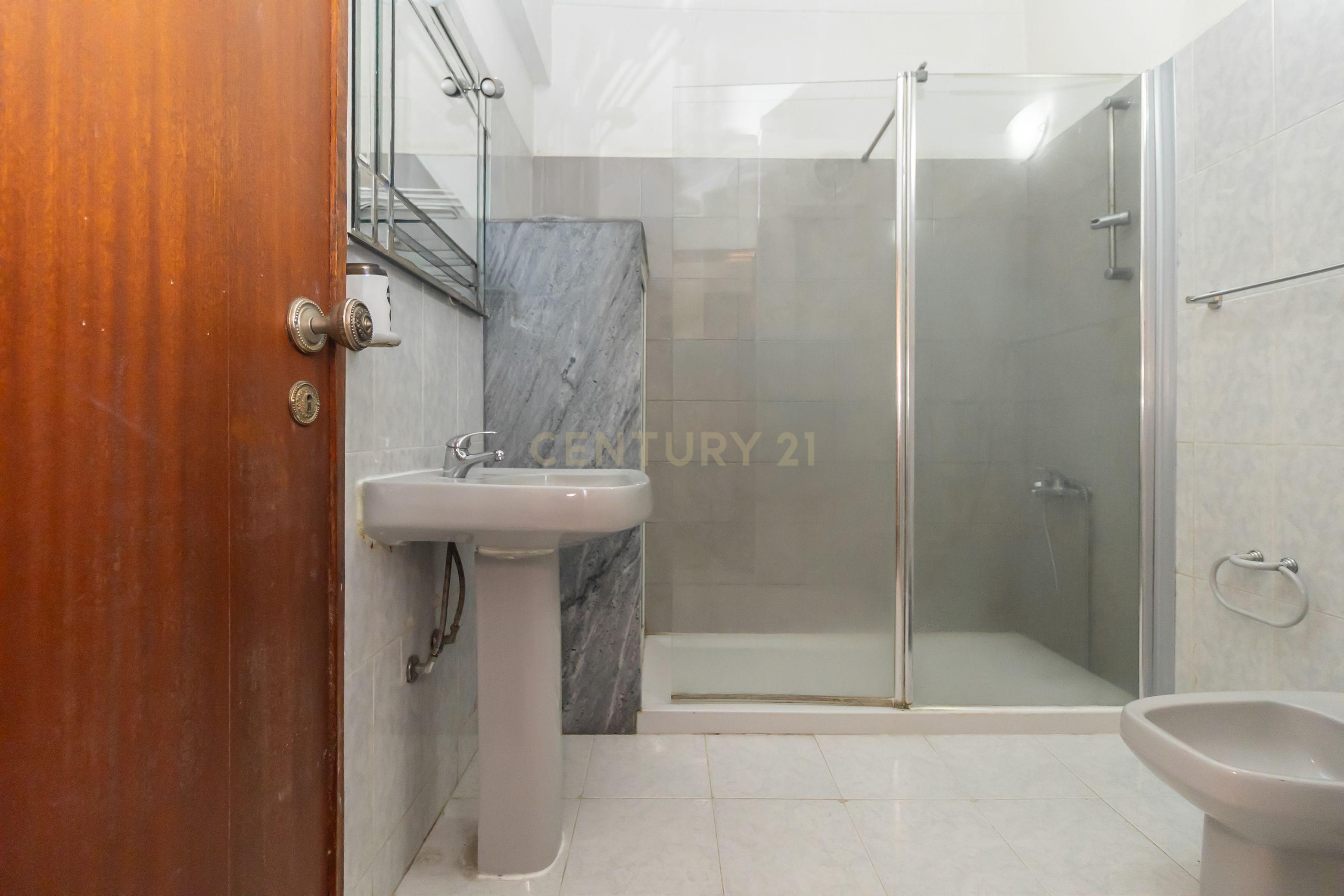 Fotografia 5 de Apartamento T3 com elevador e varanda no Laranjeiro – Almada