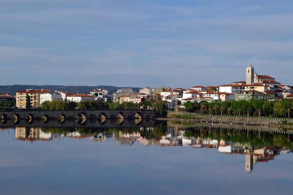 Apartamento T2 com Varanda e Vista Panorâmica em Mirandela - Image 7