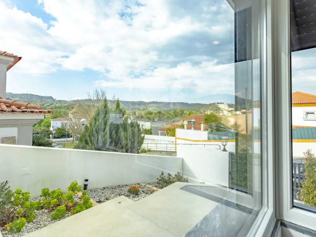 Moradia V4 isolada de arquitetura contemporânea com piscina, com vista para Serra da Arrábida - Image 18