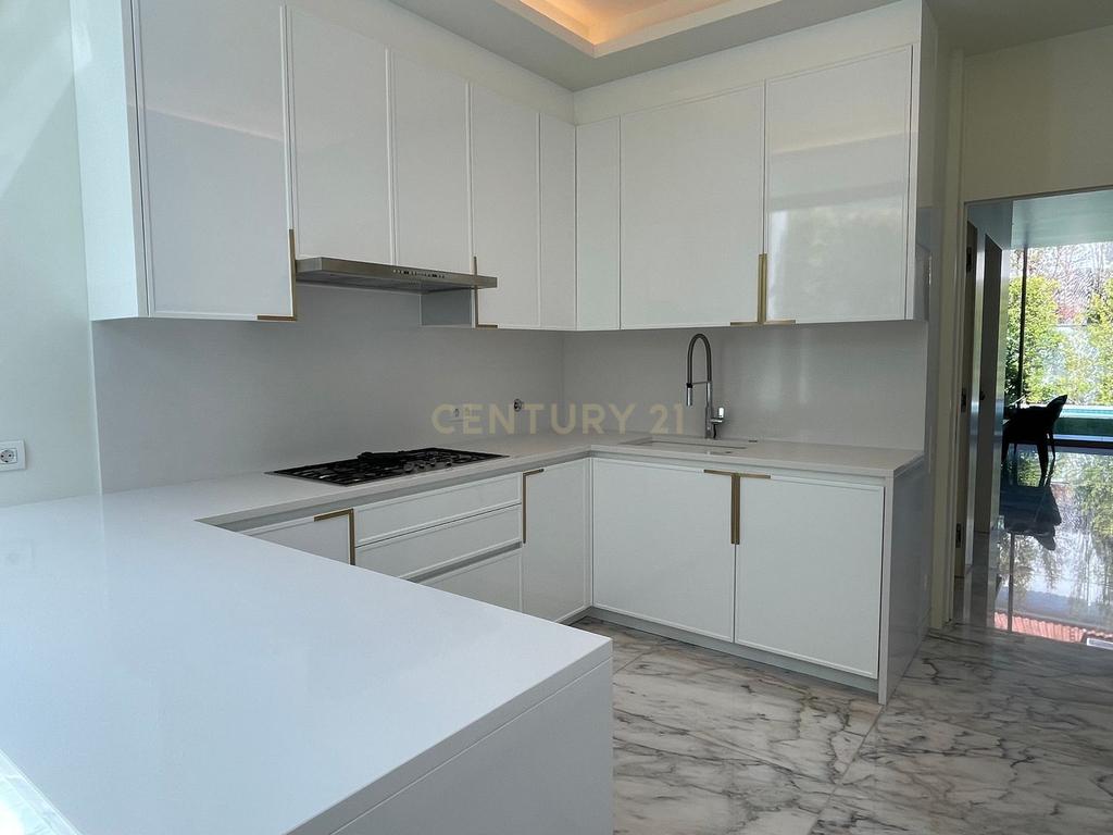 Moradia T3+1 em Cascais com Piscina Privada, Varandas e Jardim - Image 6