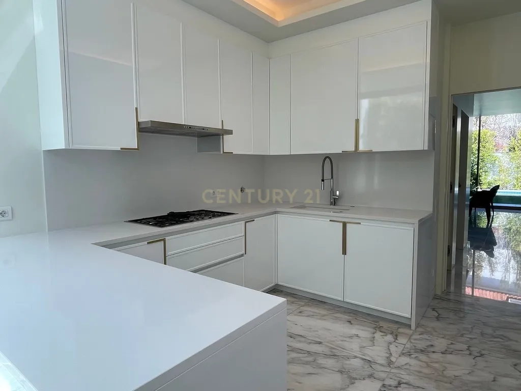 Moradia T3+1 em Cascais com Piscina Privada, Varandas e Jardim - Image 6