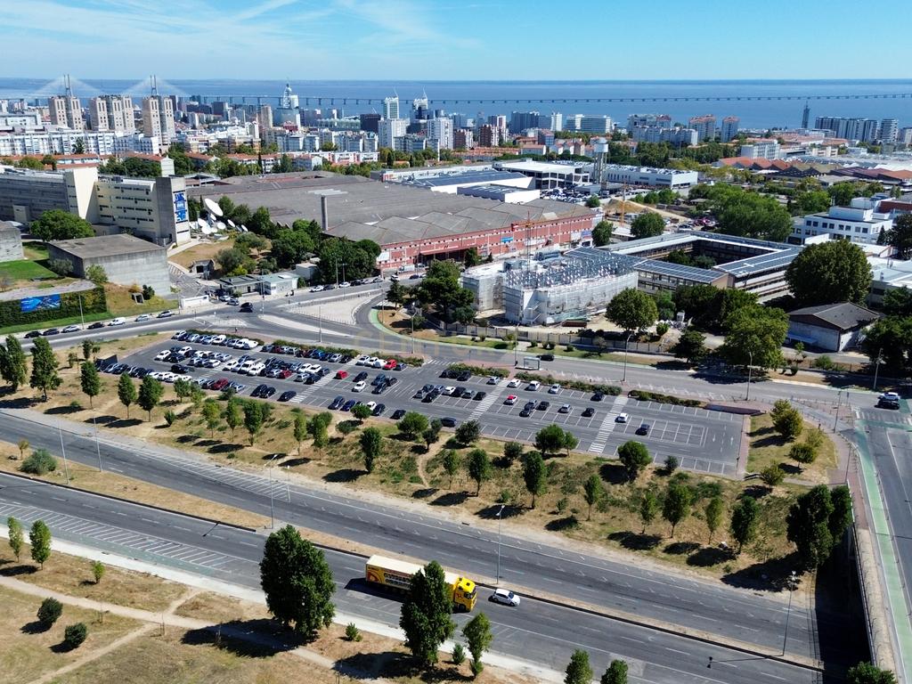 T3 com 73m² | 4º andar com elevador | Para remodelar em Lisboa - Image 18