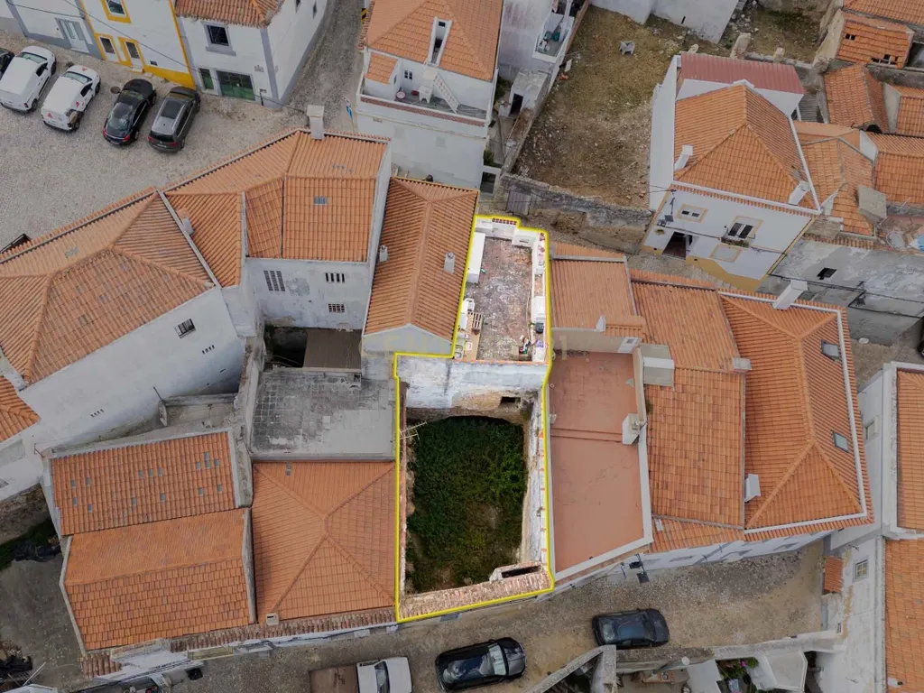 Moradia em ruinas no centro histórico de Palmela - Image 2