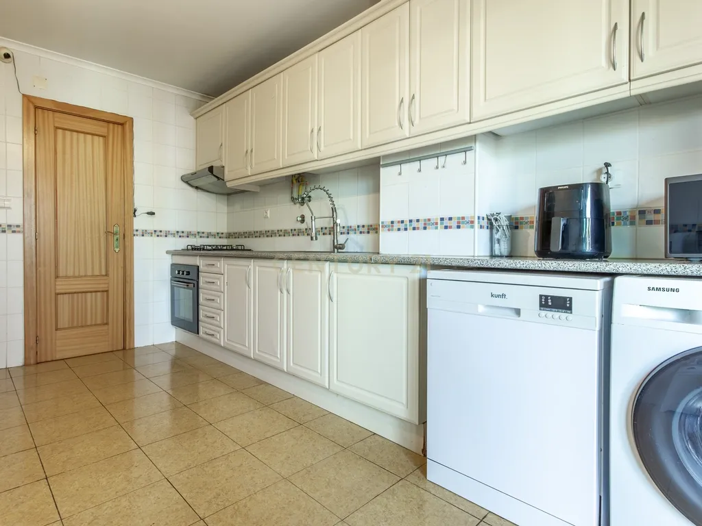 Apartamento Quatro Assoalhadas -Com Lugar de Parqueamento - Quinta do Anjo, Palmela - Image 11