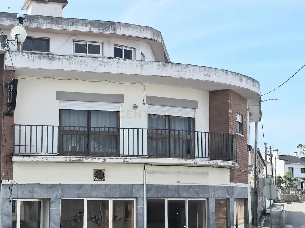 Moradia T3 + T1 + Espaço Comercial – Oportunidade Única no Centro da Vieira de Leiria - Image 1