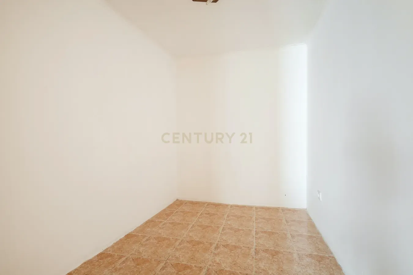 Apartamento T1 na Lapa – Lisboa | 1º Andar em prédio tradicional - Image 14