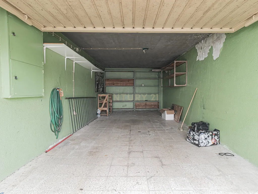 Moradia T5 com 220m2 no centro de Linda-a-Velha - Image 36