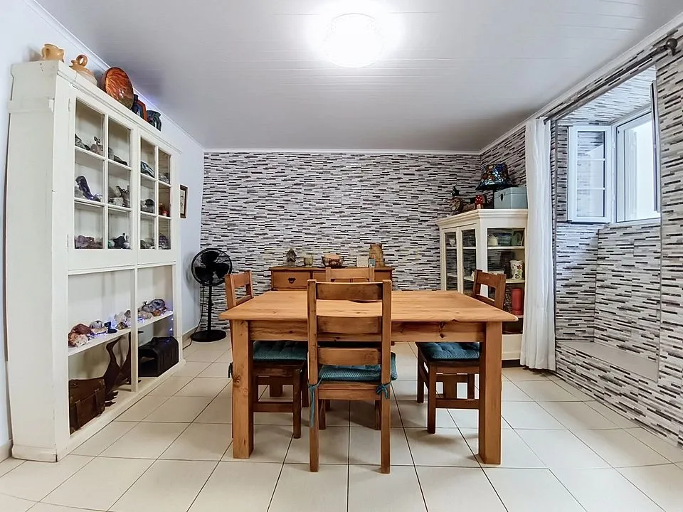 Moradia T2 no Centro da Vila do Nordeste | Jardim e Excelente Potencial de Investimento - Image 9