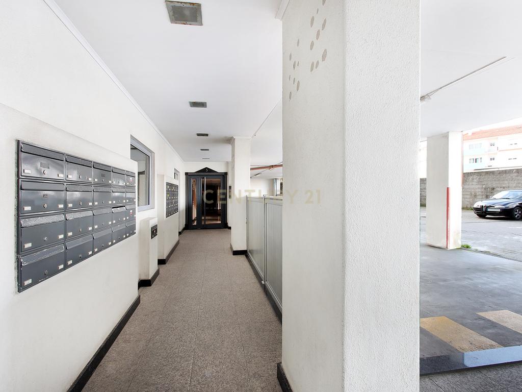 Apartamento T3 com 2 Estacionamentos e Arrecadação no Centro de Mem Martins - Image 28