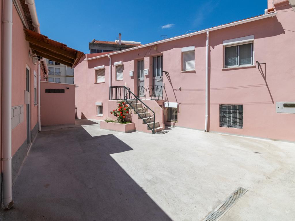 Vila Imperdível: 13 Frações Renovadas em Sacavém - Image 1