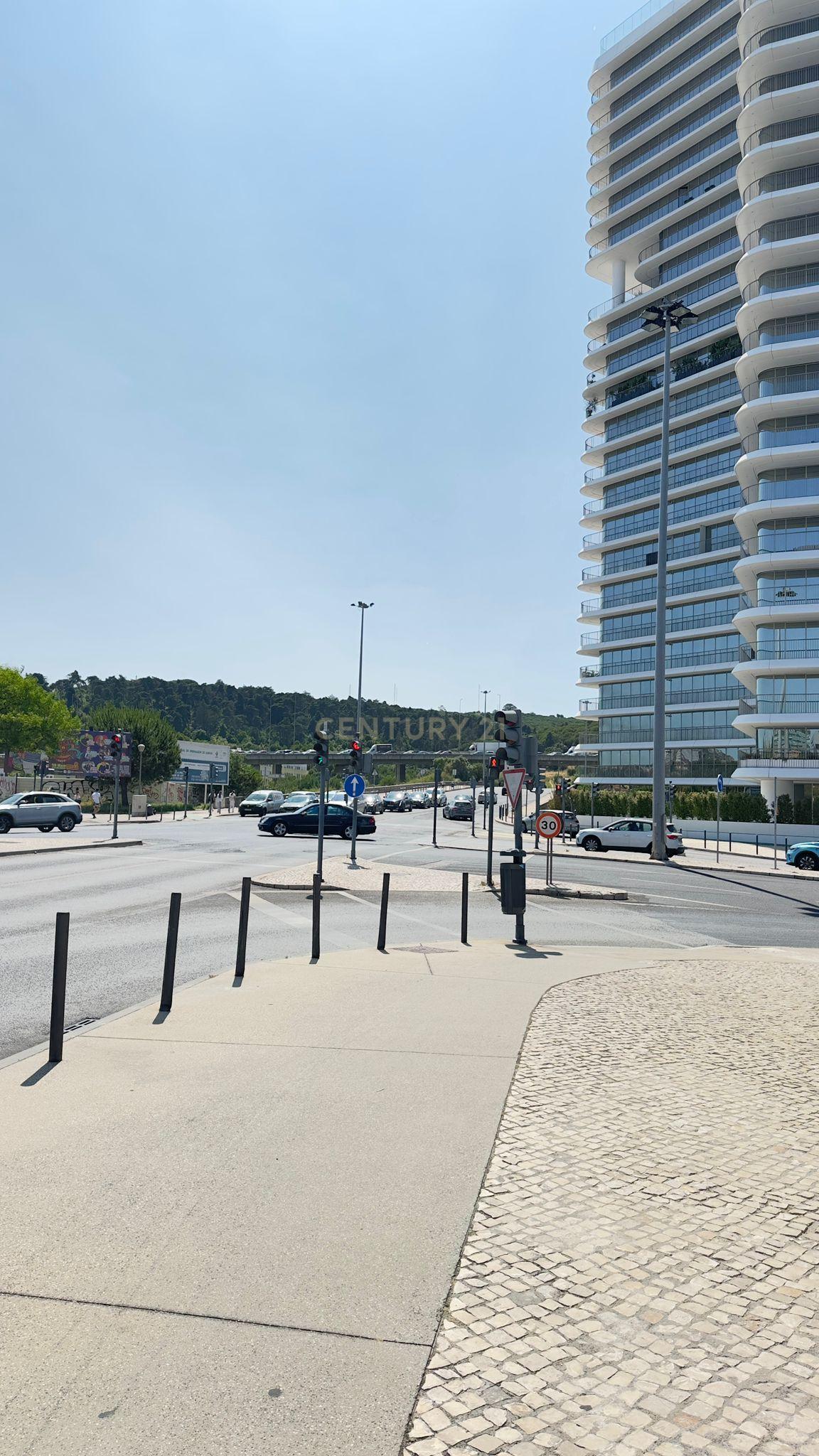 T2 com Terraço e Vista na Lisboa Central - Image 27