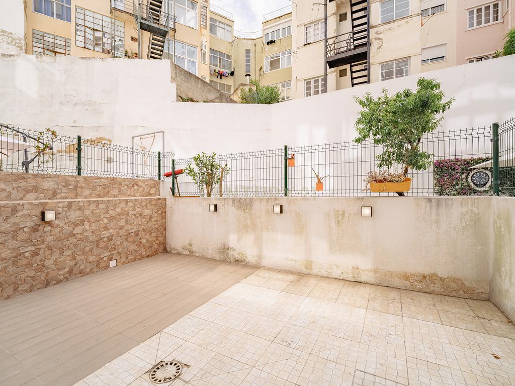 Apartamento T1+1 renovado e com espaço exterior, no Areeiro - Image 14