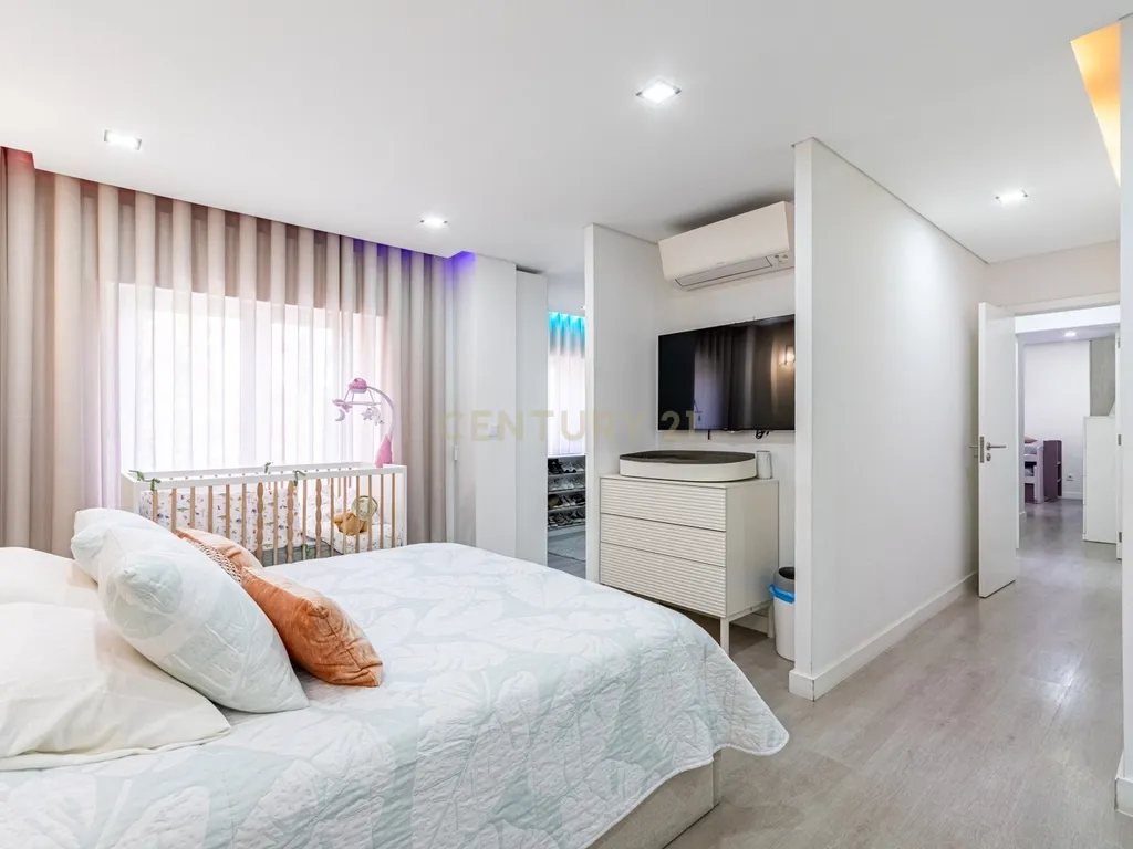 Apartamento T4 convertido em T3 com Closet e Box, Jardim da Radial - Image 6