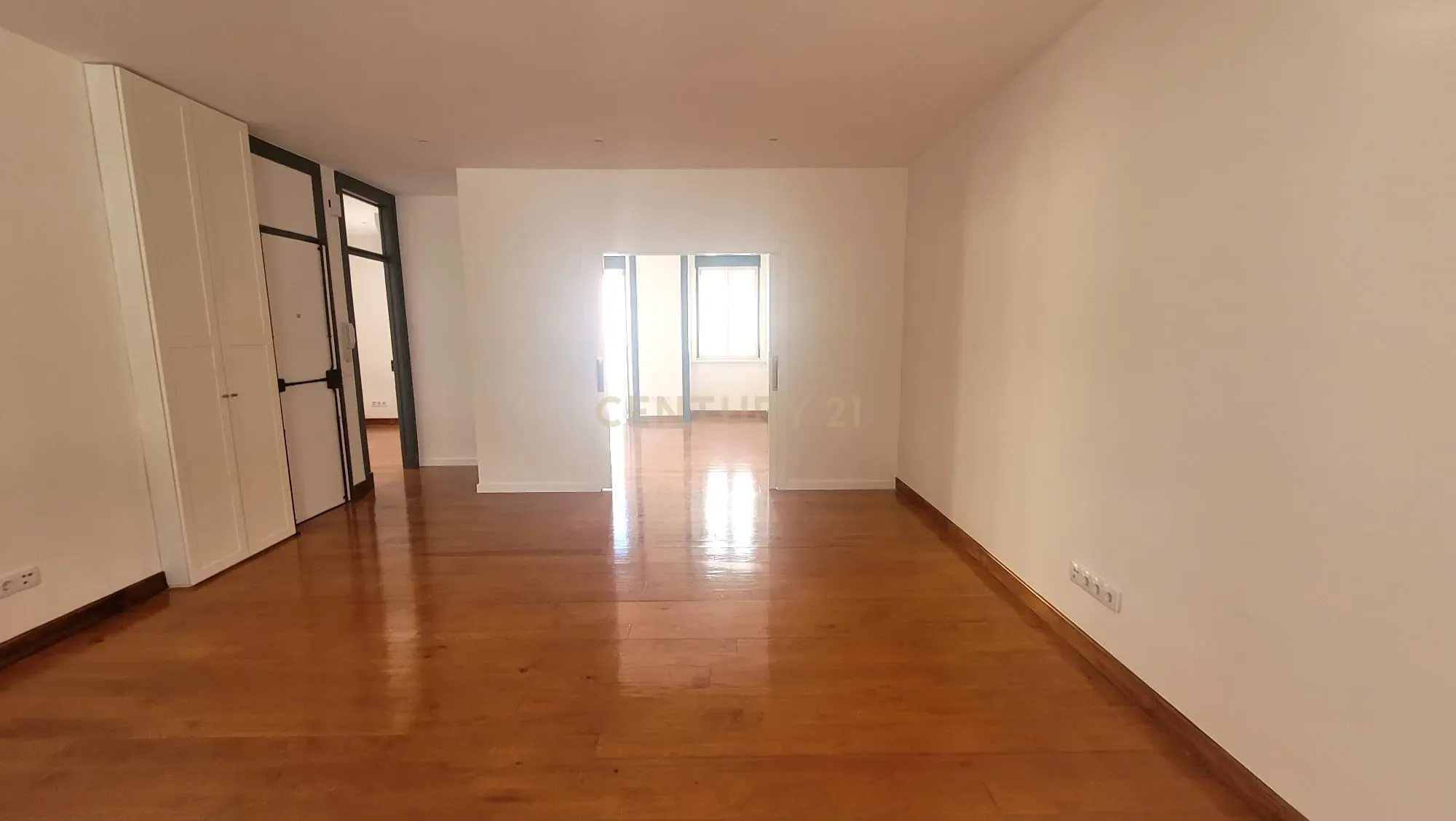 Apartamento T2 com 83 m² - Image 4