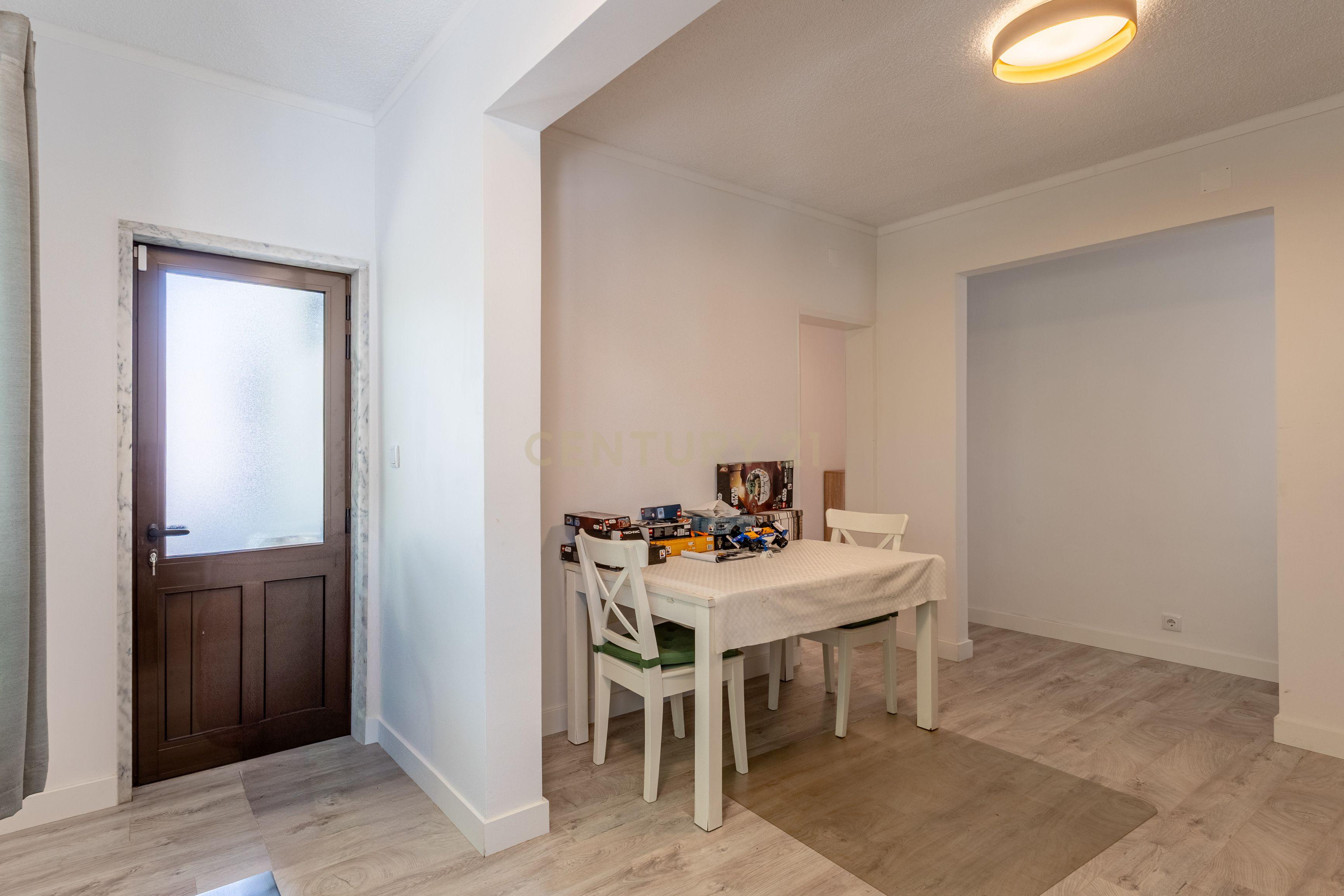Moradia T5 isolada, inserida num lote de terreno de 750m2 em Casal de Cambra - Image 23