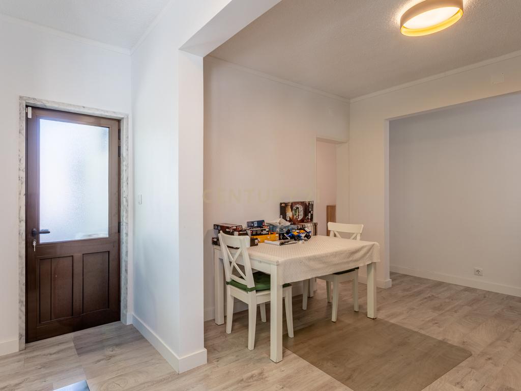 Moradia T5 isolada, inserida num lote de terreno de 750m2 em Casal de Cambra - Image 23
