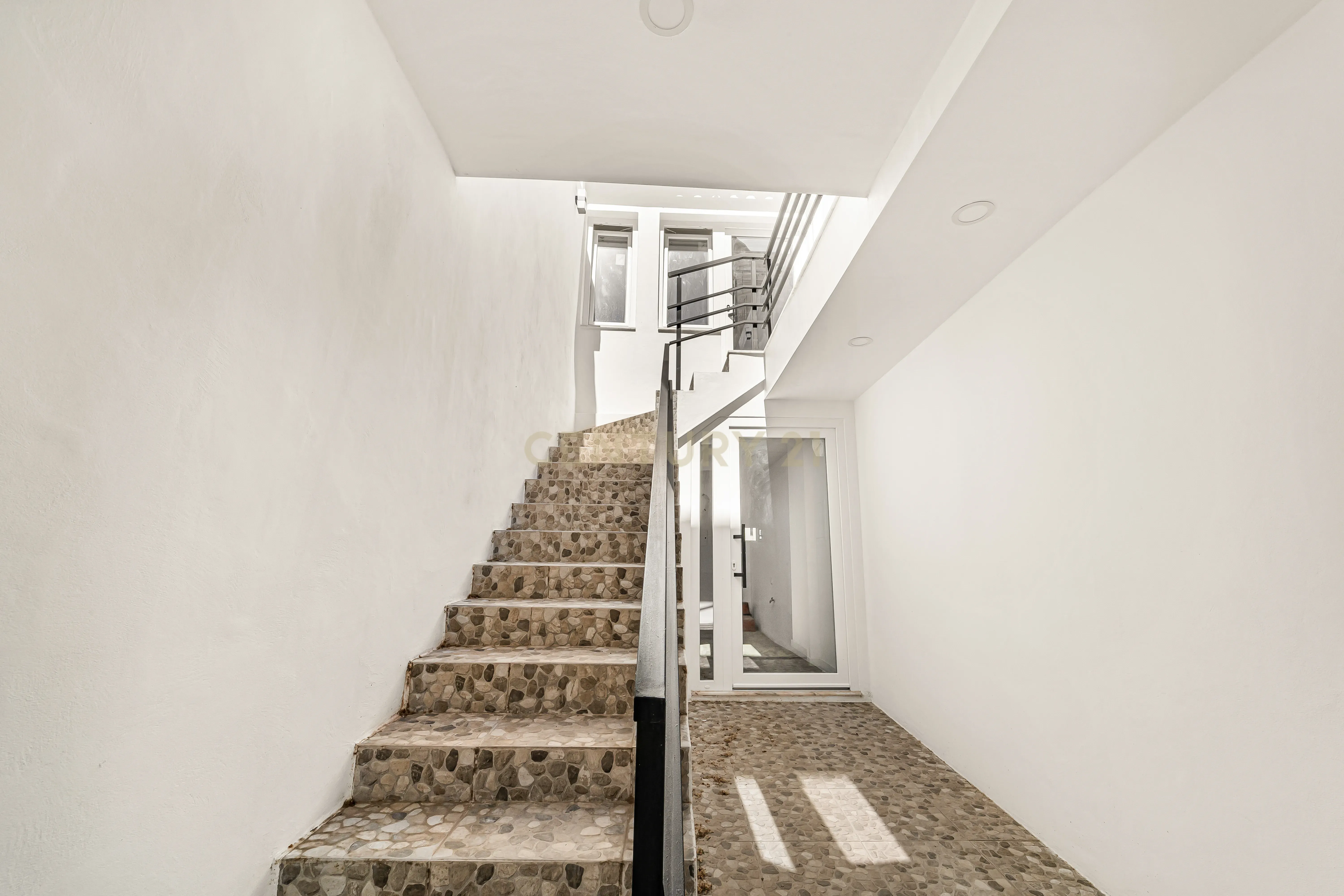Fotografia 5 de Prédio Totalmente Renovado com 2 apartamentos T1 e espaço exterior no coração da cidade | Travessa das Viçosas (ao lado da Av. Luísa Tody), Setúbal