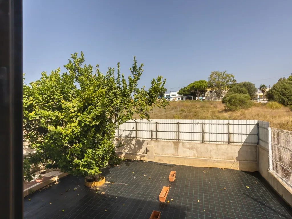Duas moradias, um terreno com 650 m² e uma vista privilegiada para a Serra de Sintra - Image 60