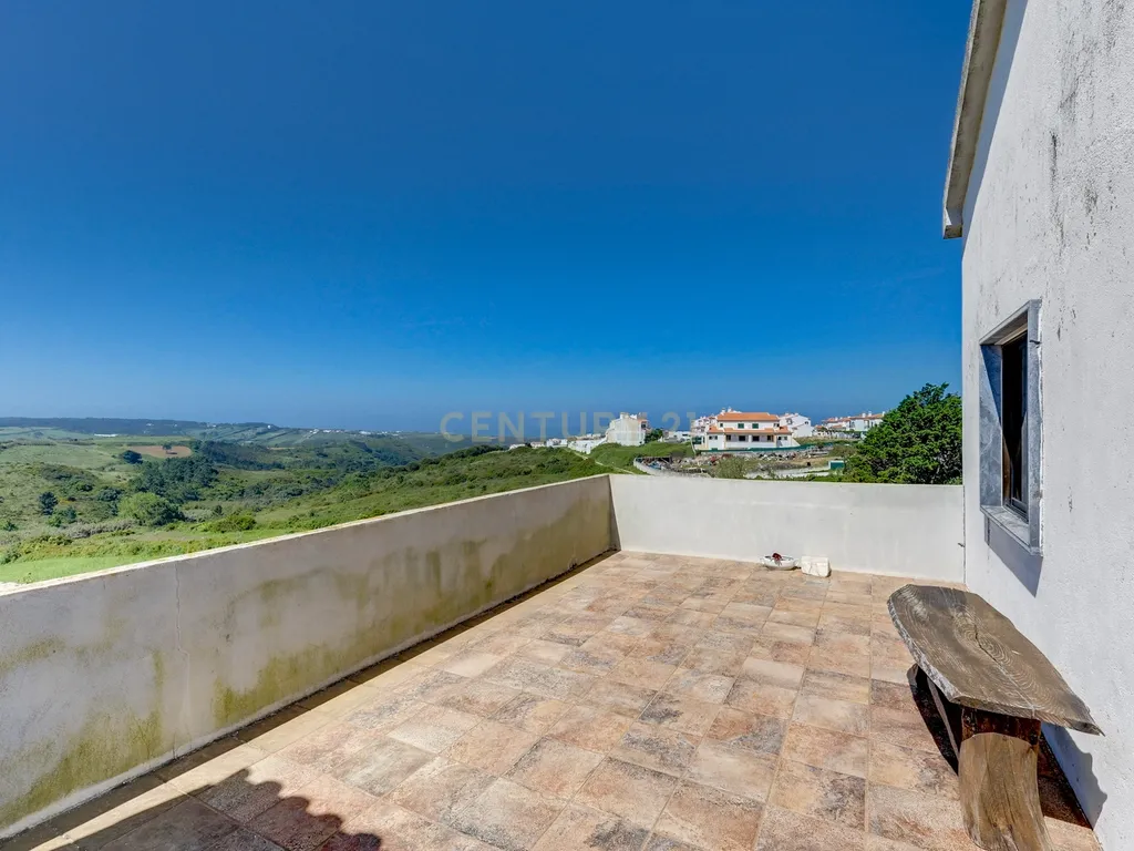 Moradia com Terreno Amplo e Vista Mar na Carvoeira - Image 2