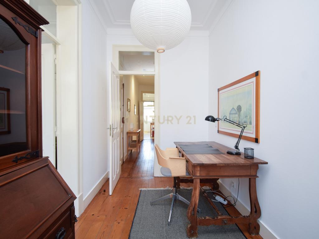 Apartamento T2+1 Renovado no Coração de Campo de Ourique - Image 10