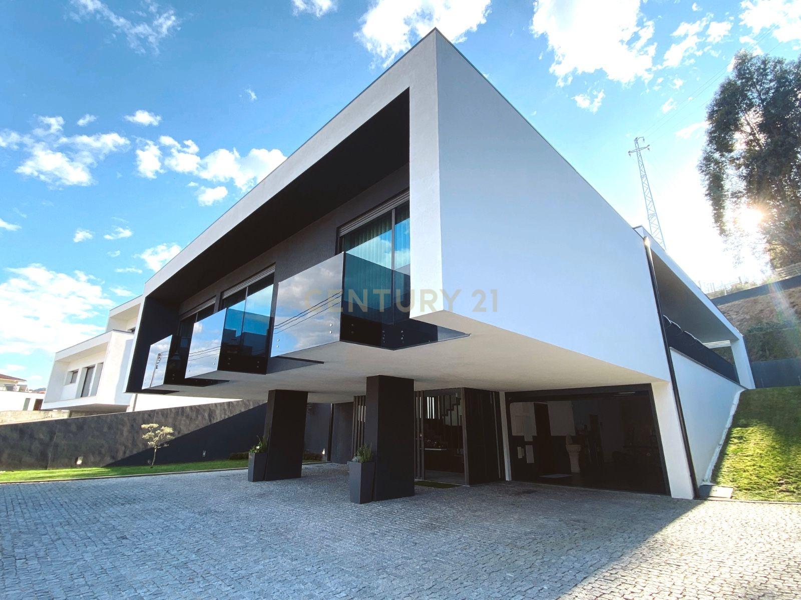 Luxuosa Moradia Isolada T3 em Guimarães com Vista para a Montanha - Image 2