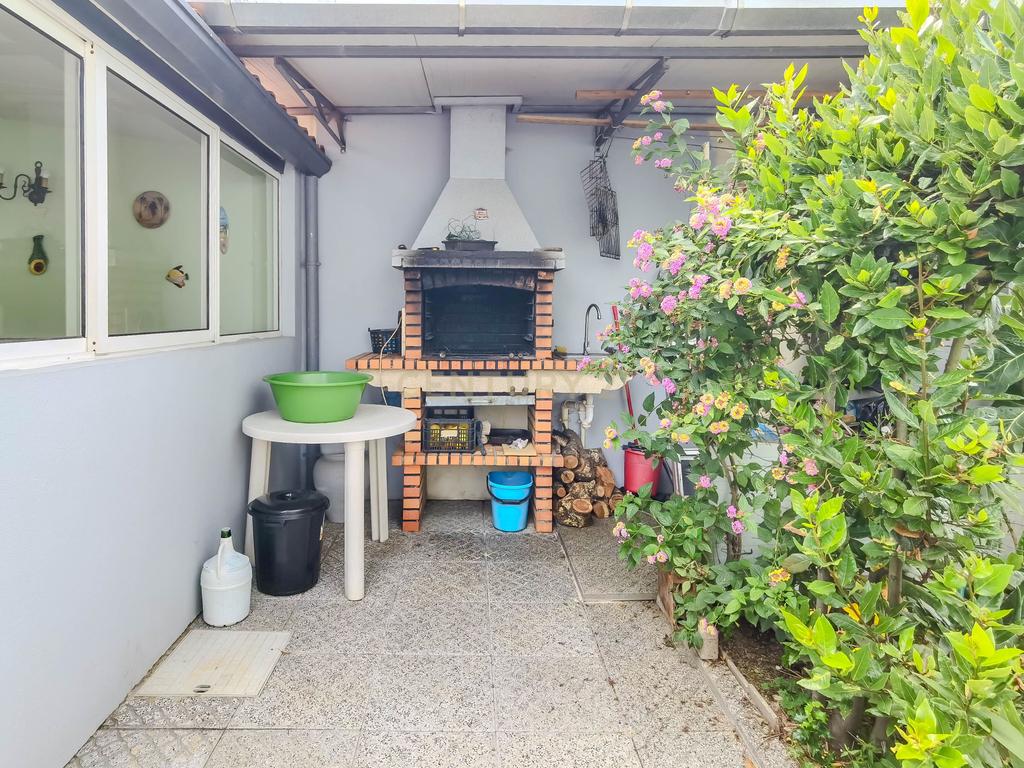 Moradia T4 de 4 Frentes com Jardim, Cozinha Regional e Garagem – Custoias, Matosinhos - Image 44