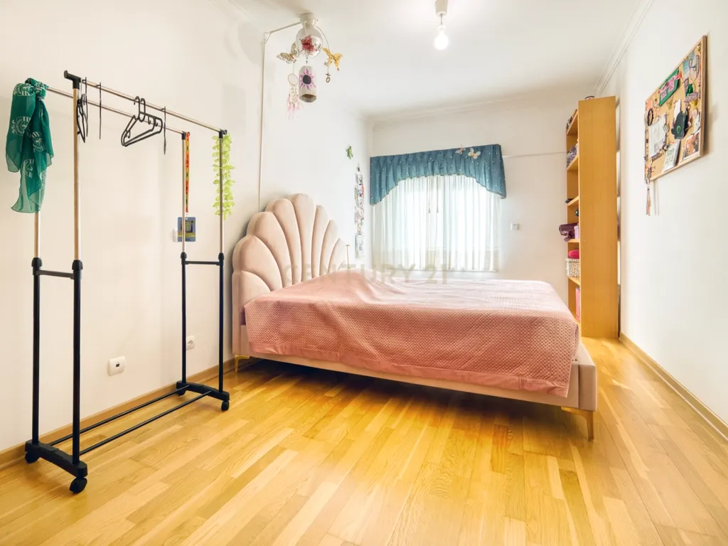 T3 espaçoso e luminoso no coração de Prior Velho - Image 9