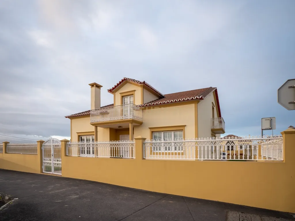 Moradia T4 na Ribeira Seca — Localização Privilegiada na Ribeira Grande - Image 2