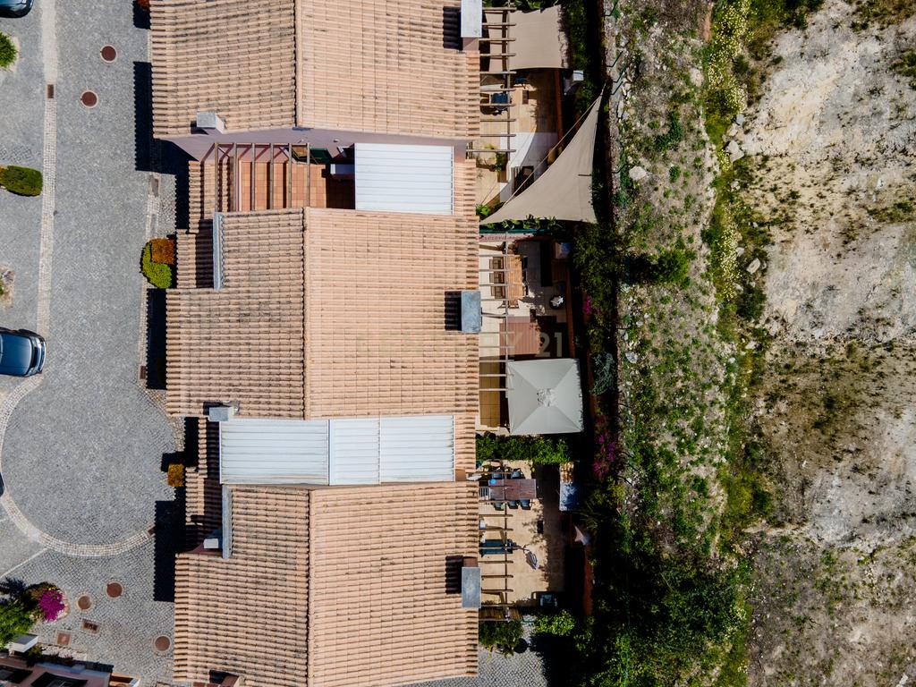 Moradia T3+1 com estacionamento e piscina comum em condomínio privado - Image 35