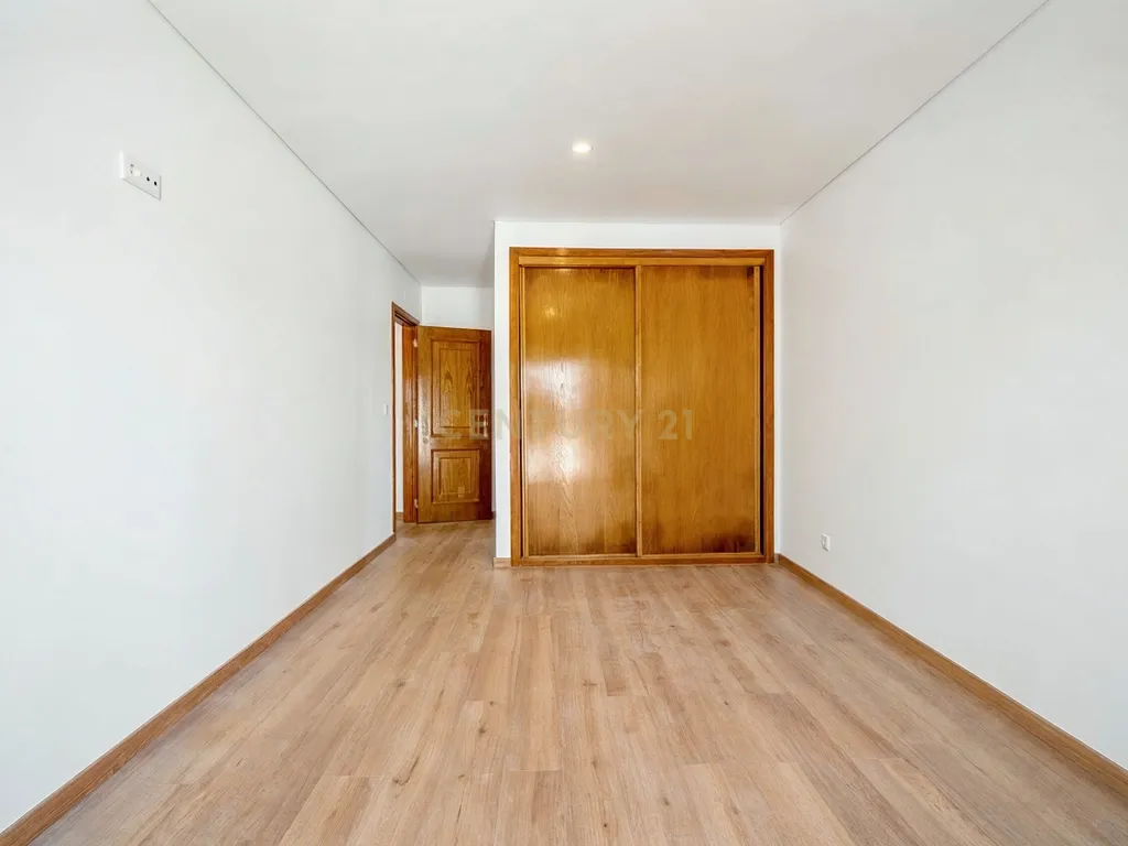 Apartamento T2 Renovado com Terraço de 48 m² e Box para 2 Carros em Carcavelos – a 8 minutos da praia - Image 11