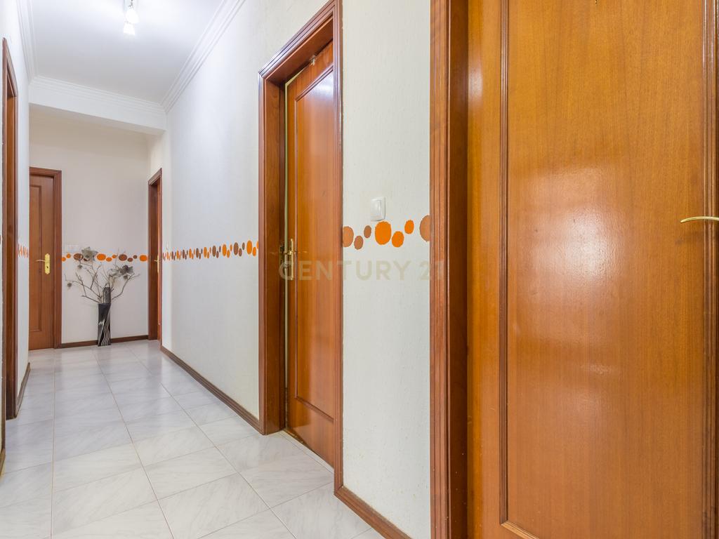 Apartamento T4 transformado em T3, na Baixa da Banheira com boa exposição solar - Image 16
