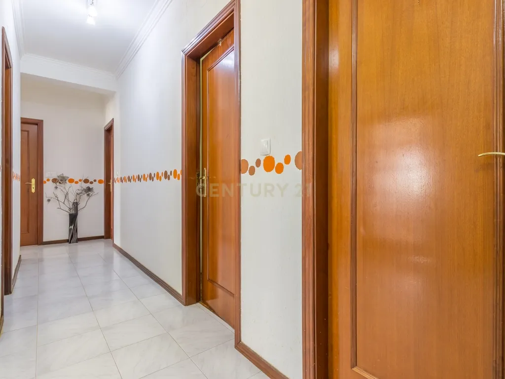 Apartamento T4 transformado em T3, na Baixa da Banheira com boa exposição solar - Image 16