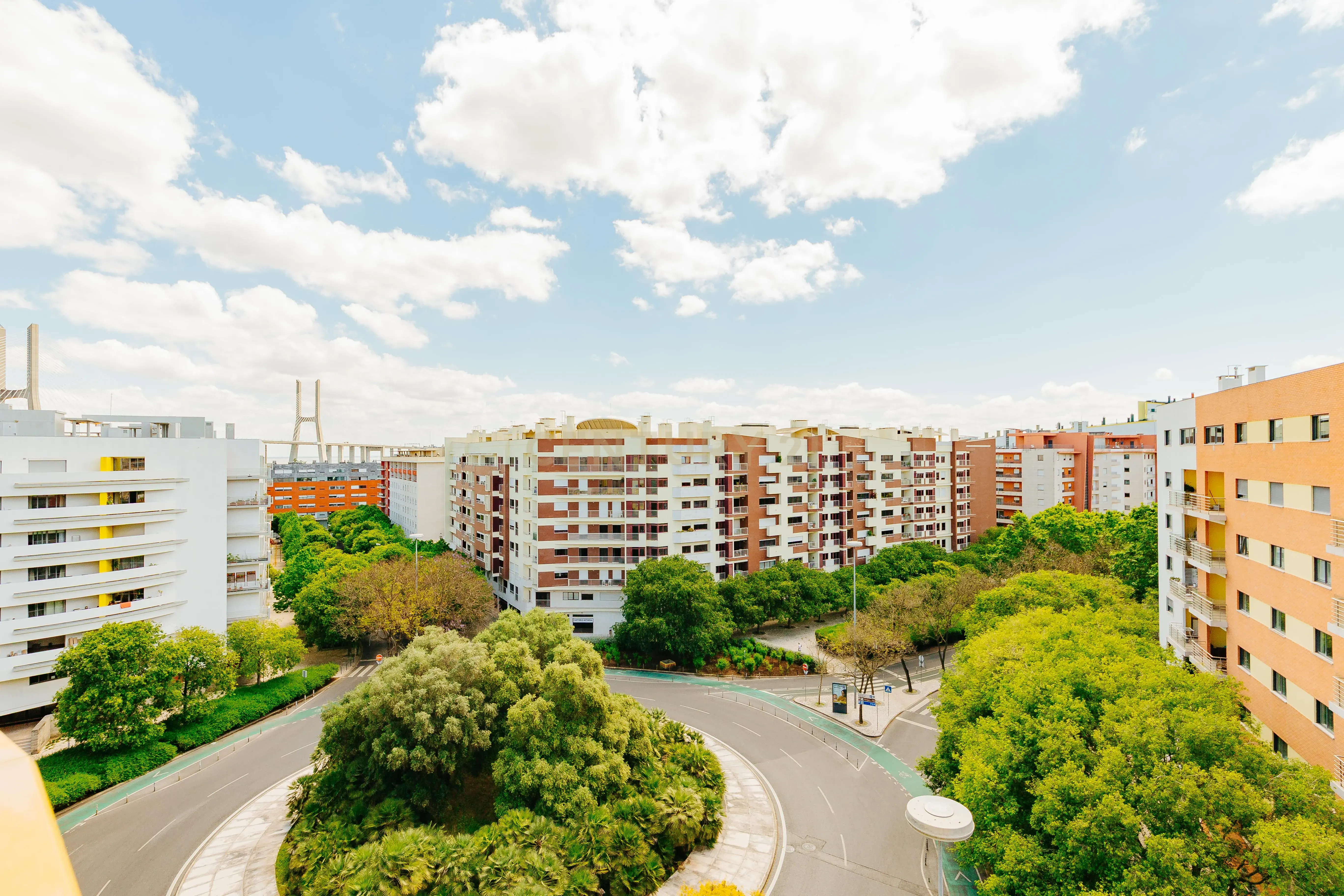 Apartamento T3 totalmente remodelado com Vista Panorâmica no Parque das Nações - Image 3