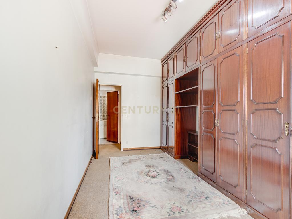 Apartamento T4 com Boas Áreas - Prt Av. Cidade Lourenço Marques - Olivais - Image 7