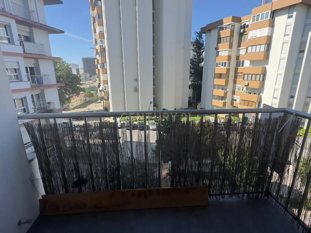 Apartamento T3 na Alta de Lisboa com Box para 2 Viaturas - Image 3