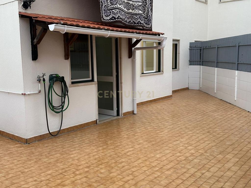 Apartamento T3 com terraço e garagem fechada para Arrendamento – Encosta do Sol - Image 17